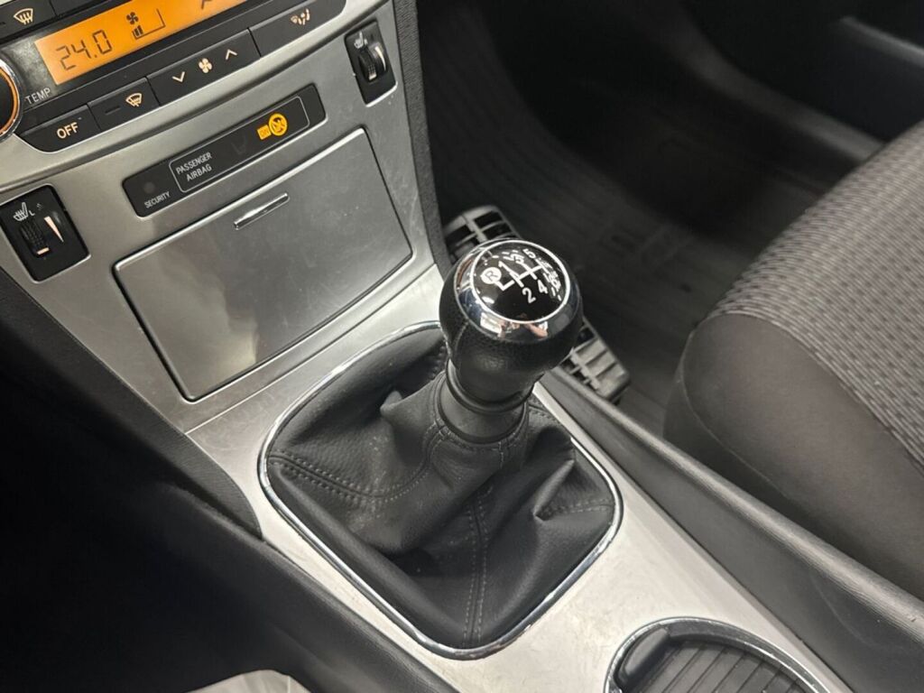 Toyota Avensis 2013 Sininen