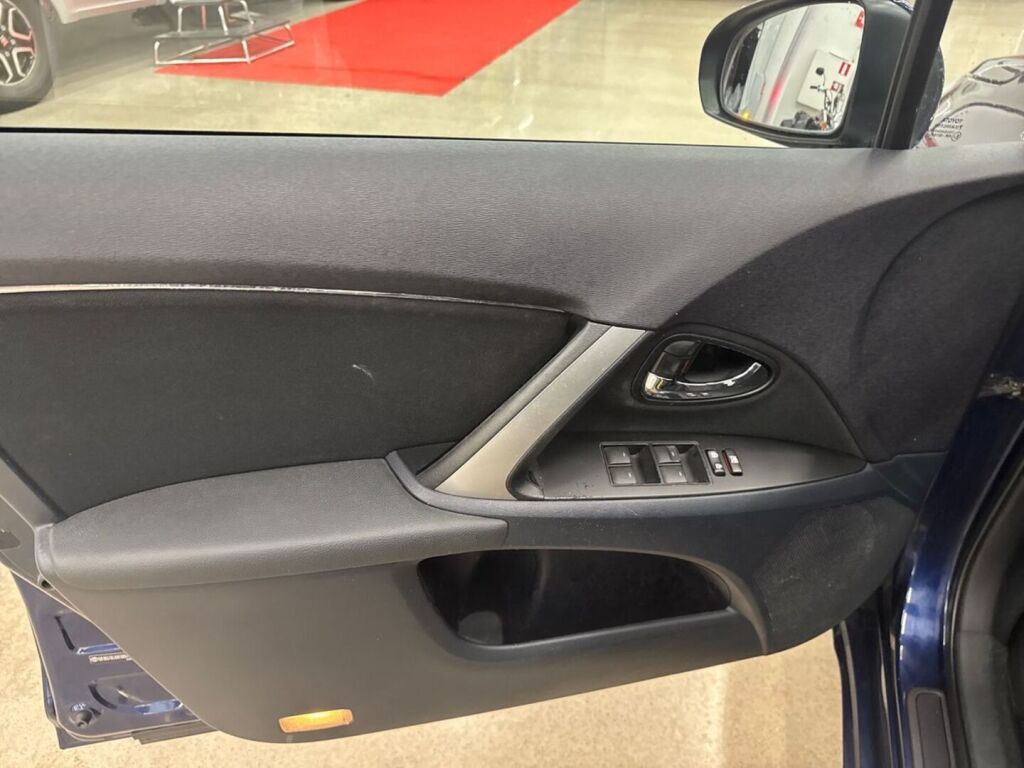 Toyota Avensis 2013 Sininen