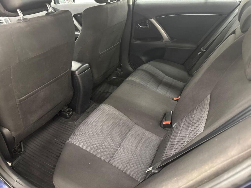 Toyota Avensis 2013 Sininen