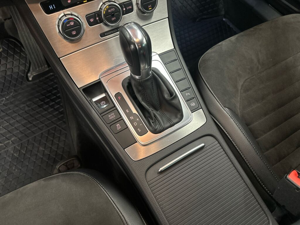 Volkswagen Passat 2012 Musta