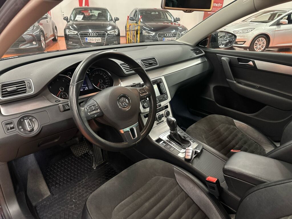 Volkswagen Passat 2012 Musta
