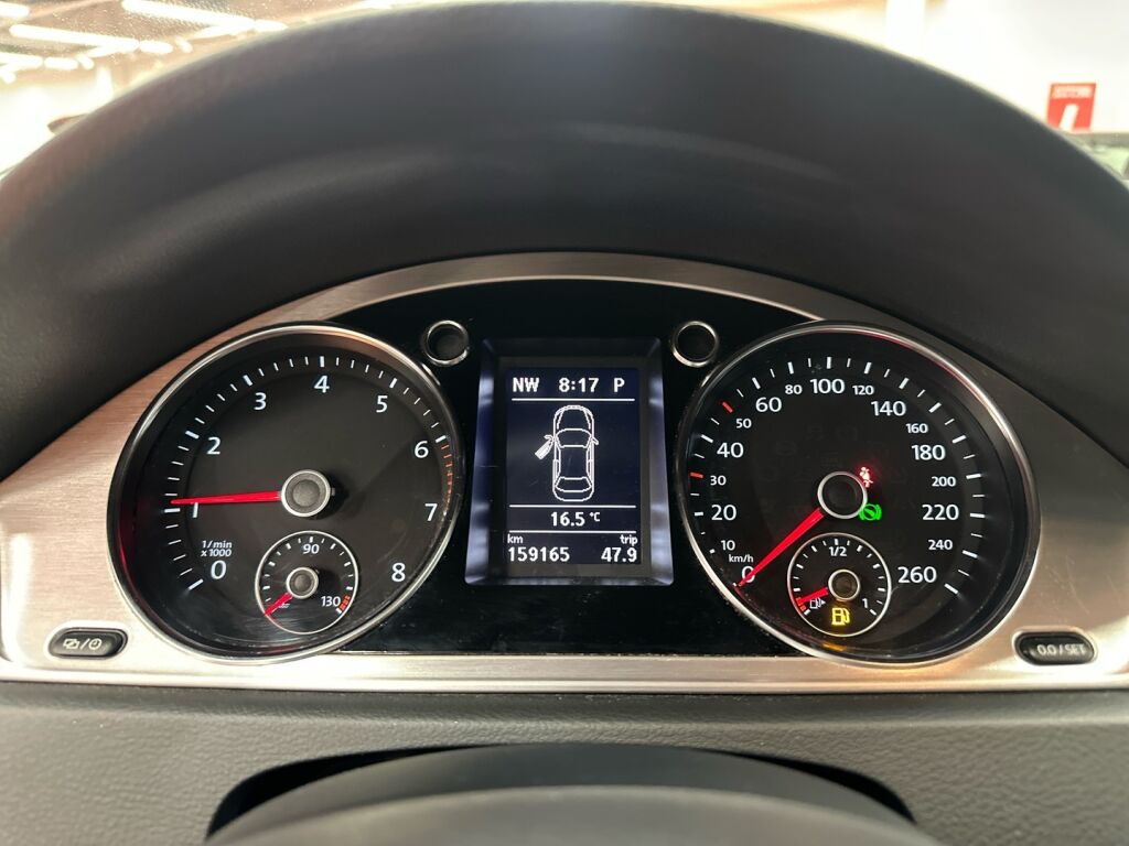 Volkswagen Passat 2012 Musta