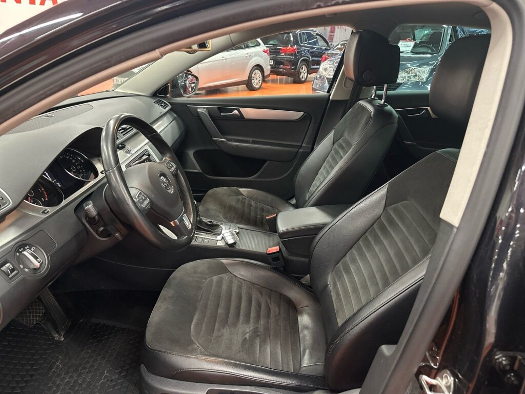 Volkswagen Passat 2012 Musta