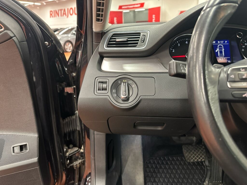 Volkswagen Passat 2012 Musta