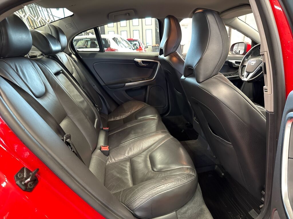 Volvo S60 2013 Punainen