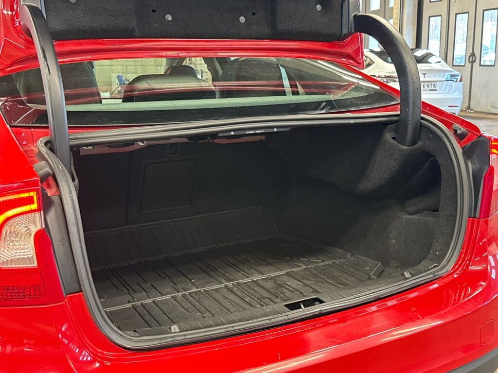 Volvo S60 2013 Punainen