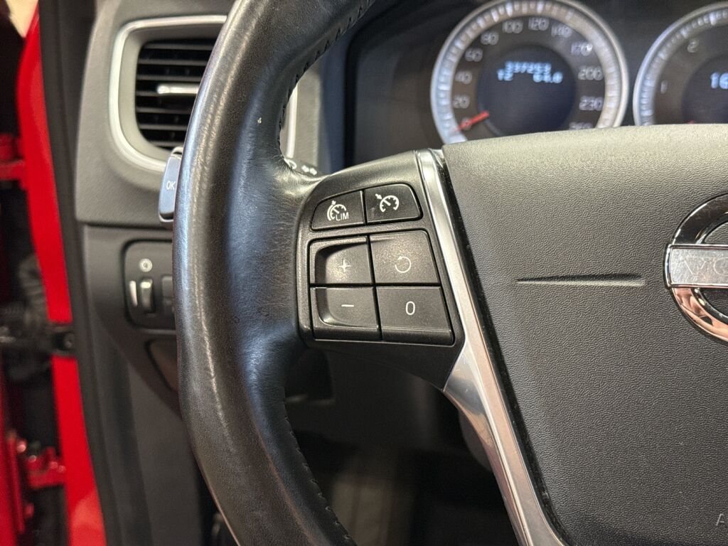 Volvo S60 2013 Punainen