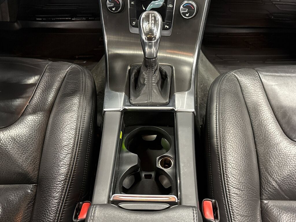 Volvo S60 2013 Punainen