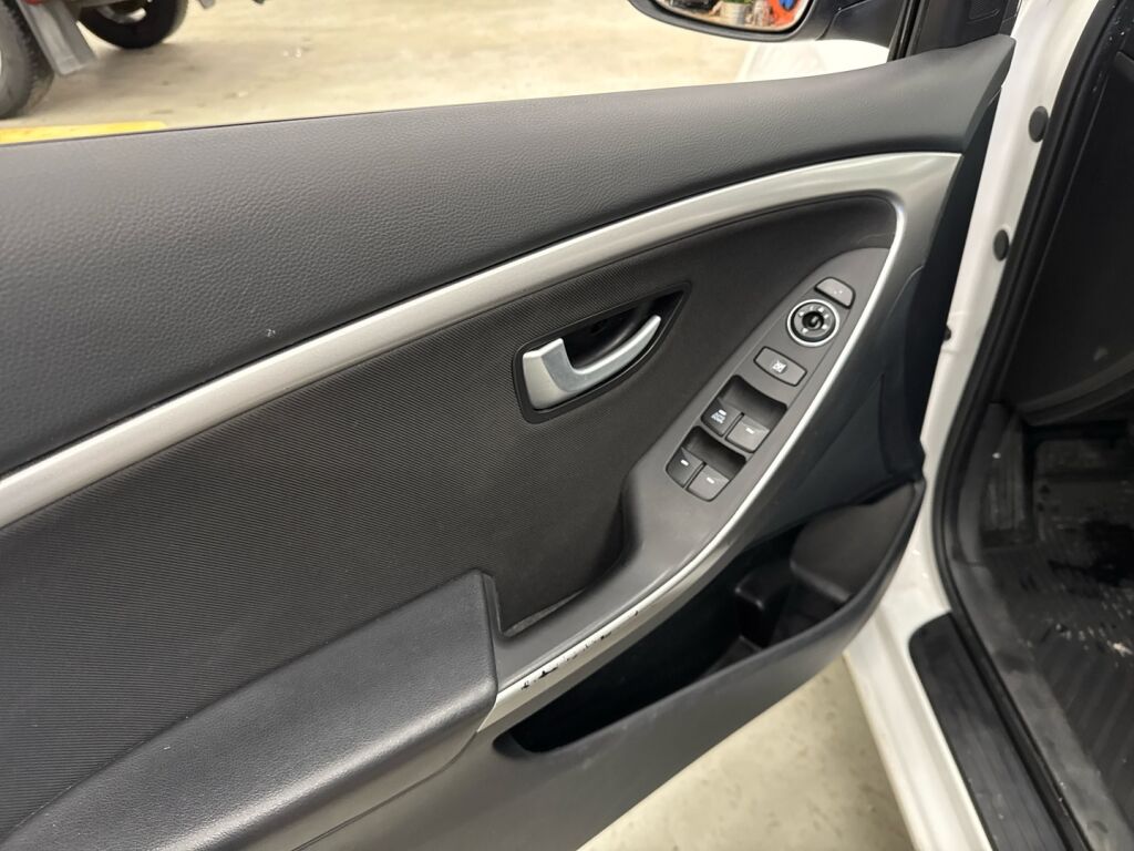 Hyundai i30 5d 2014 Valkoinen