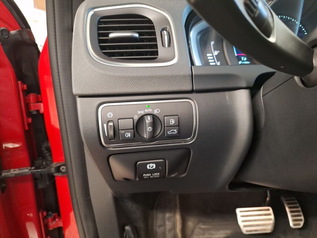 Volvo V60 2014 Punainen