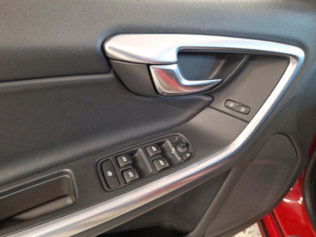 Volvo V60 2014 Punainen