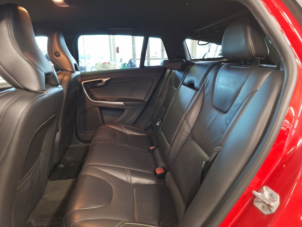 Volvo V60 2014 Punainen