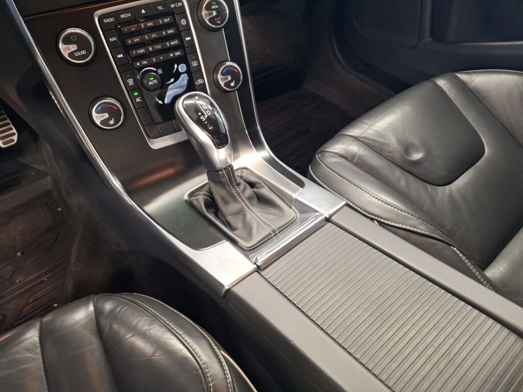 Volvo V60 2014 Punainen