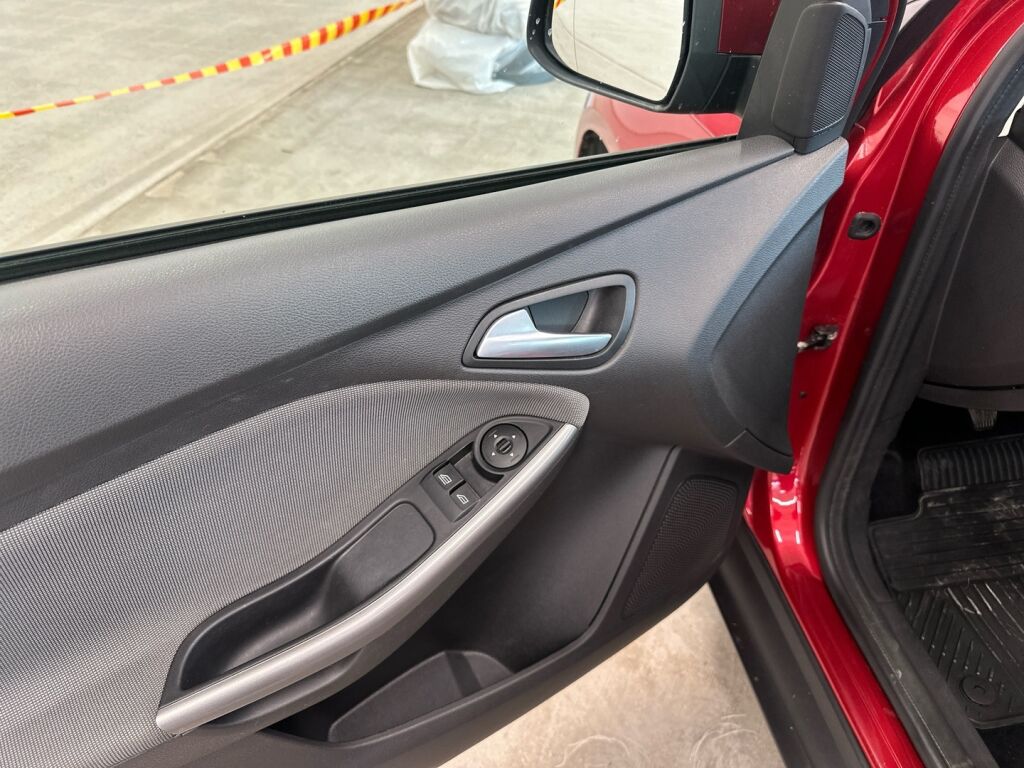 Ford Focus 2014 Punainen