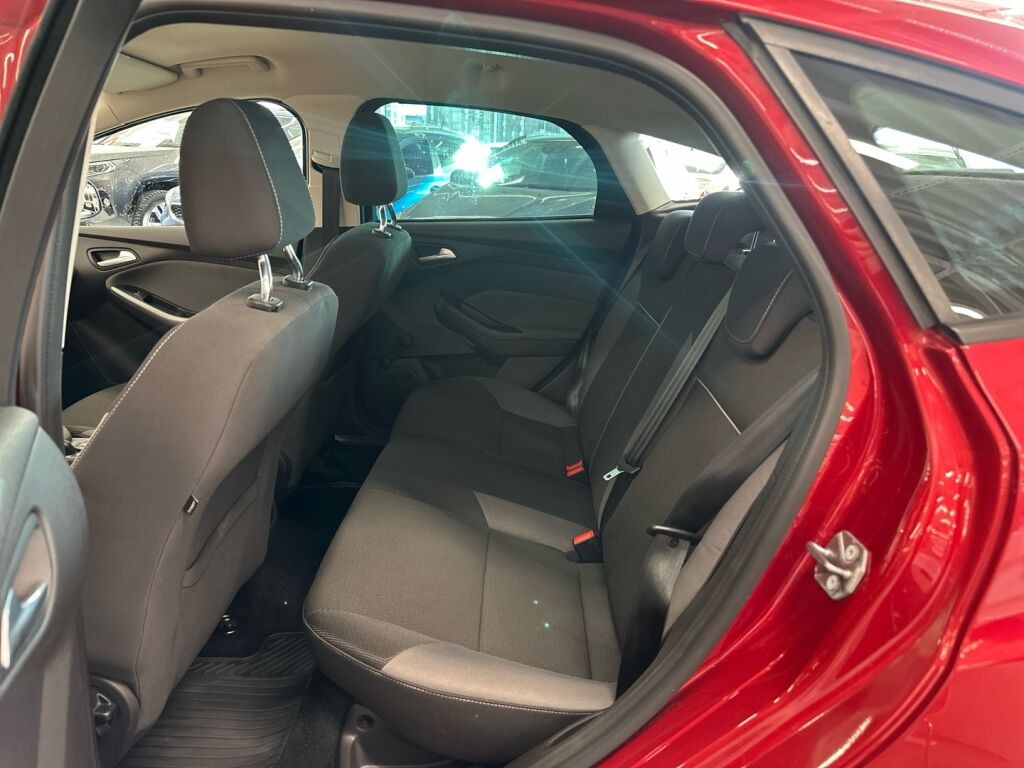 Ford Focus 2014 Punainen