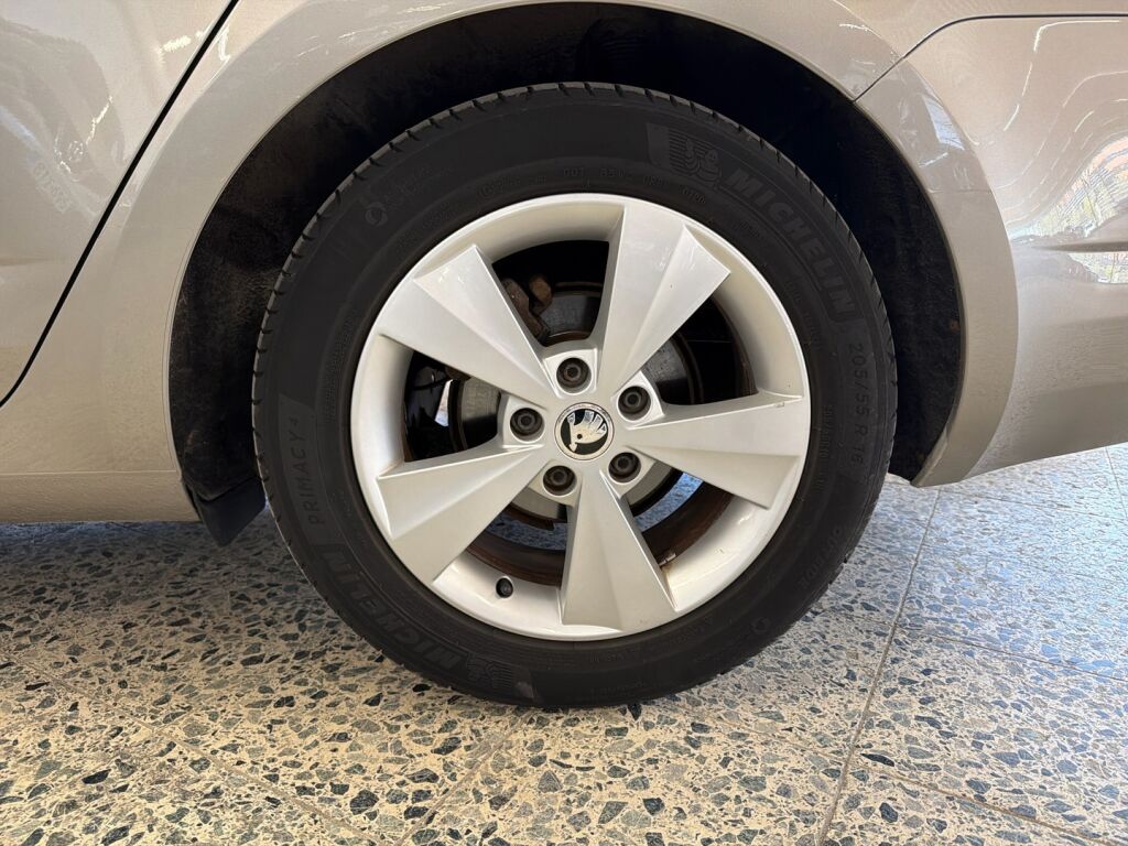 Skoda Octavia 2015 Ruskea (beige)