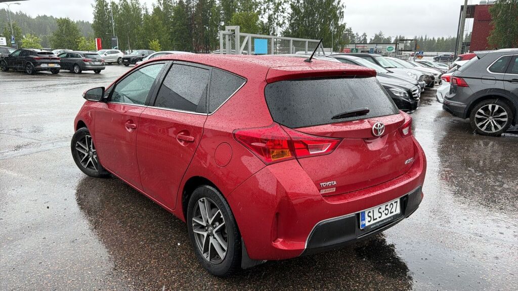 Toyota Auris 2014 Punainen