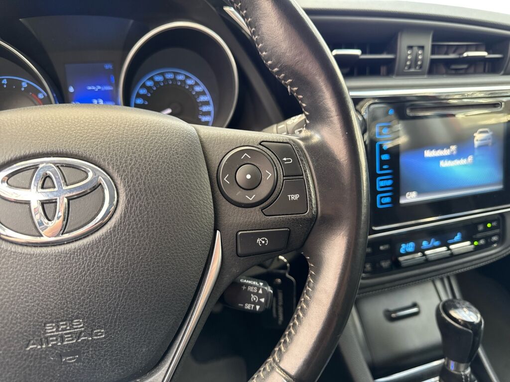 Toyota Auris 2015 Punainen