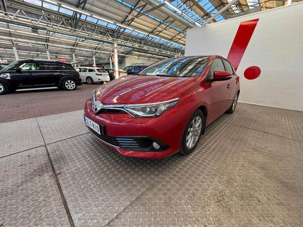 Toyota Auris 2015 Punainen