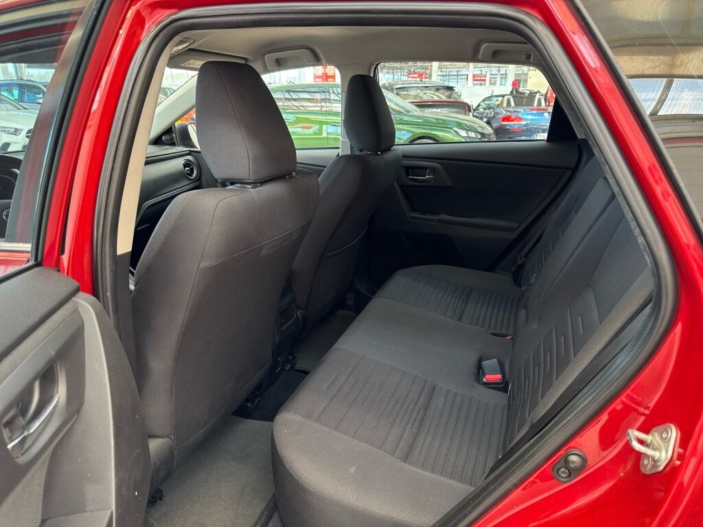 Toyota Auris 2015 Punainen