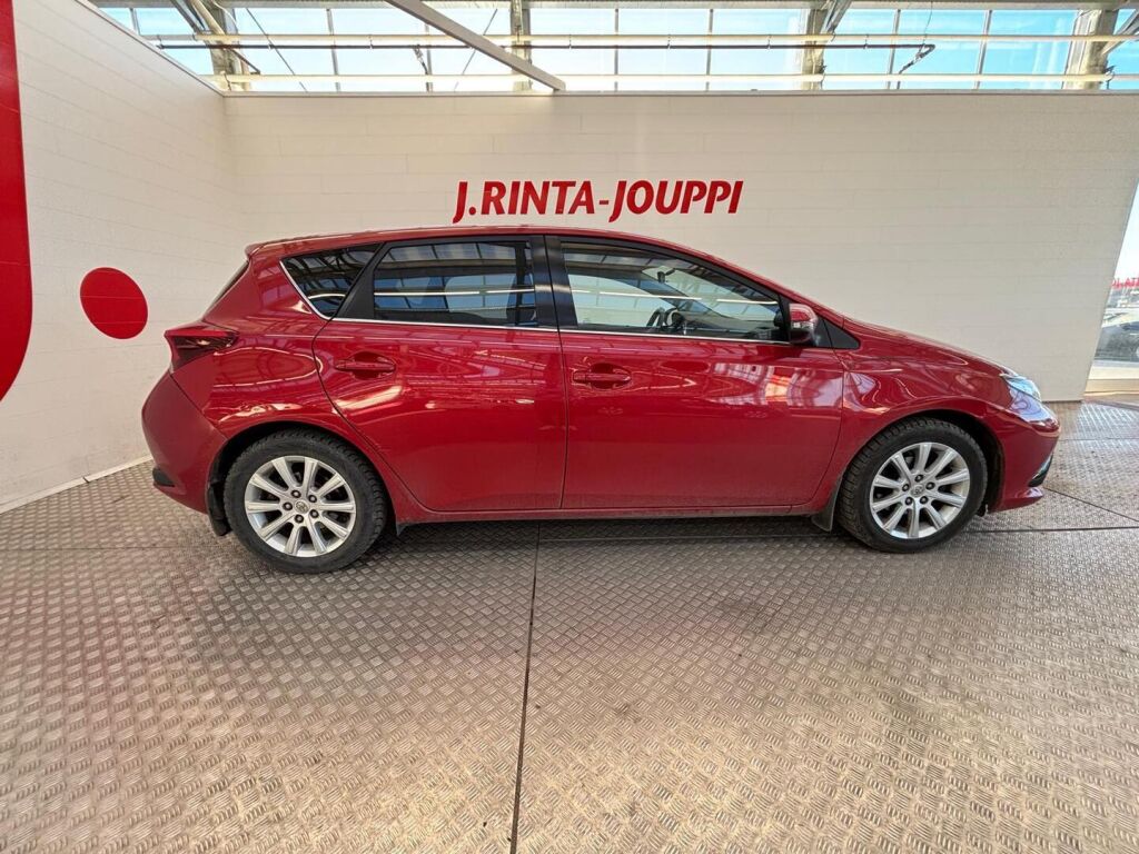 Toyota Auris 2015 Punainen