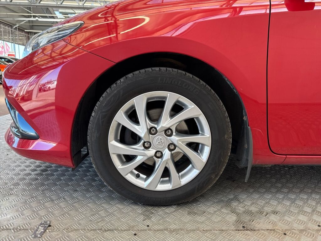 Toyota Auris 2015 Punainen