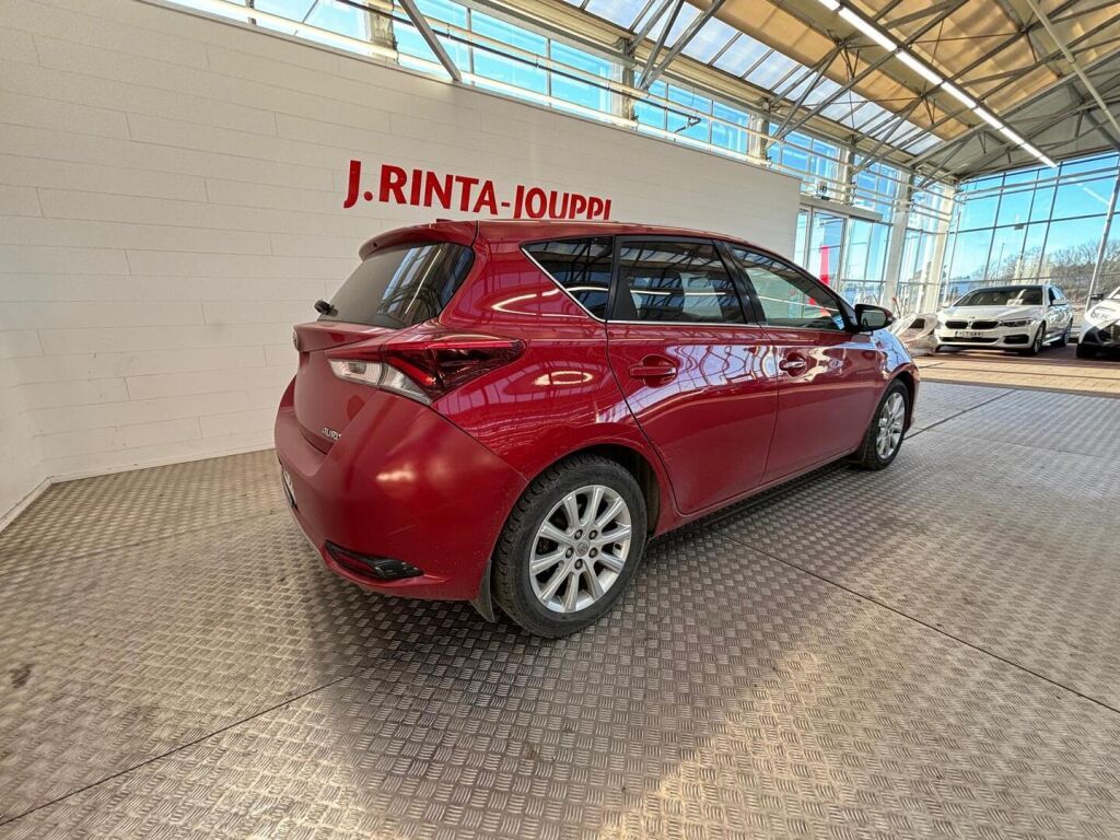 Toyota Auris 2015 Punainen