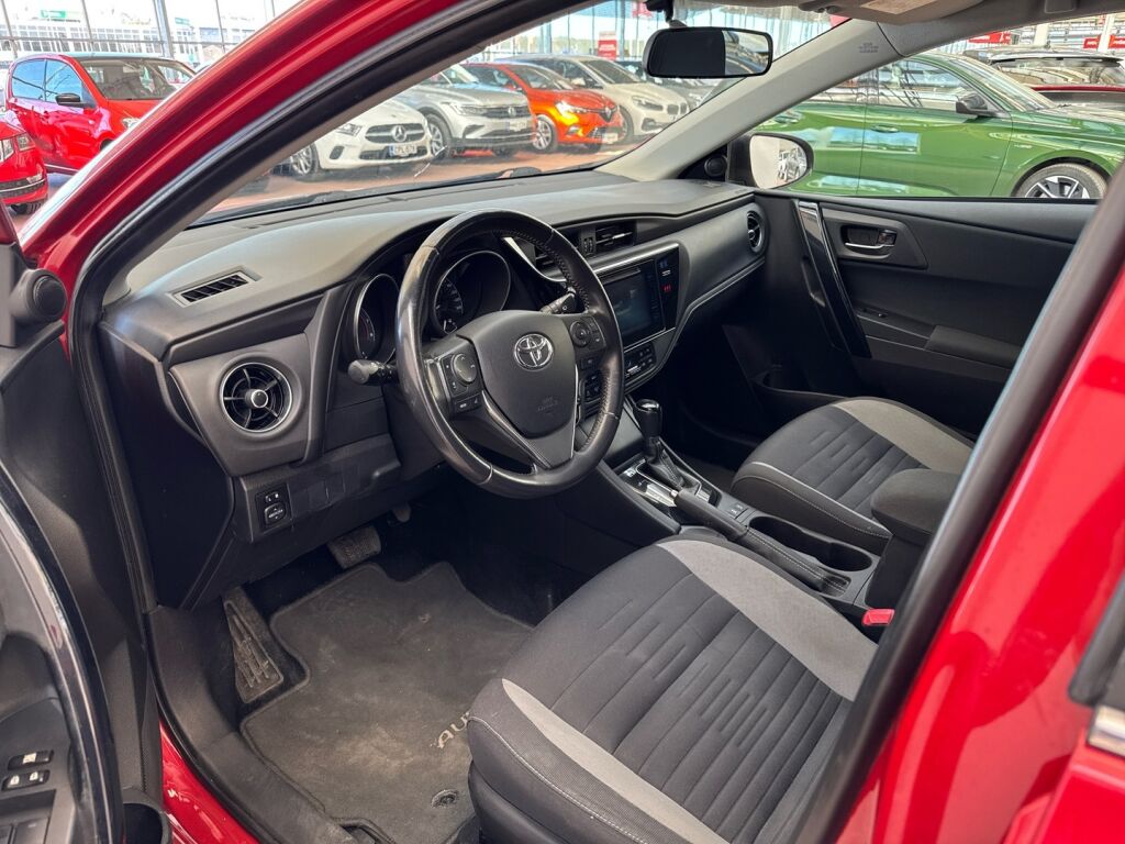 Toyota Auris 2015 Punainen
