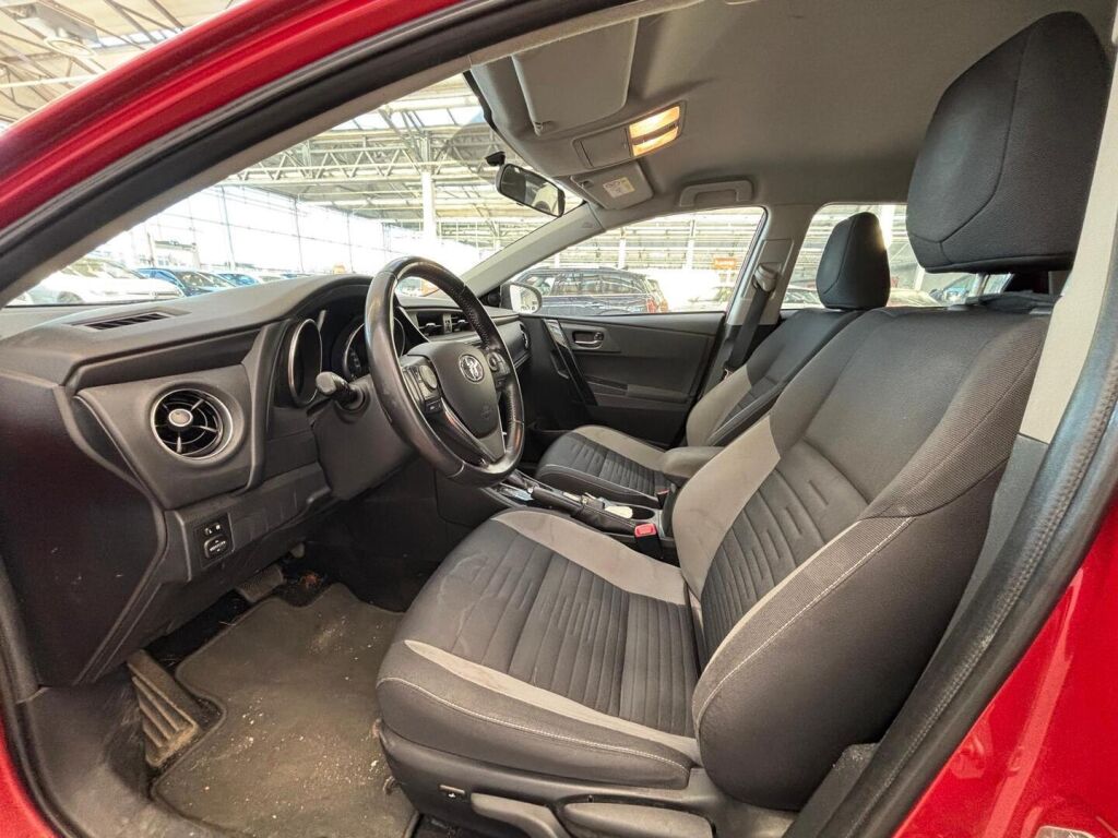 Toyota Auris 2015 Punainen