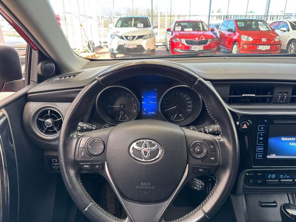 Toyota Auris 2015 Punainen