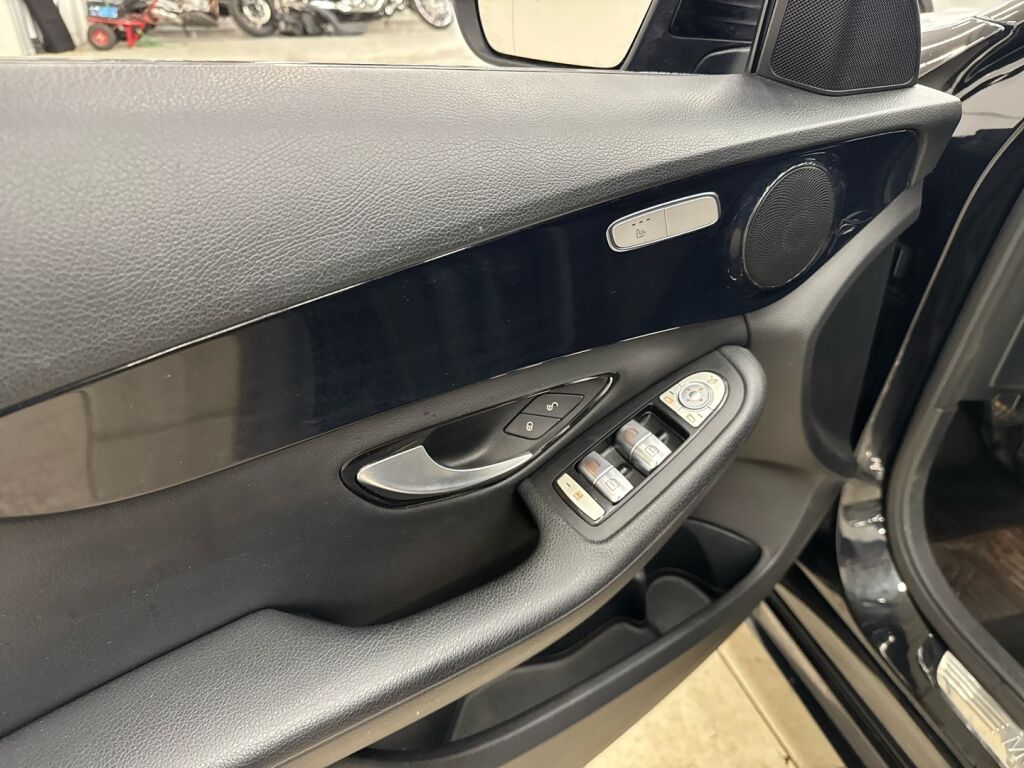 Mercedes-Benz C 2015 Musta