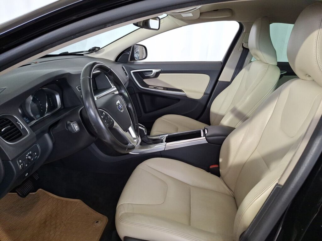 Volvo S60 2015 Musta