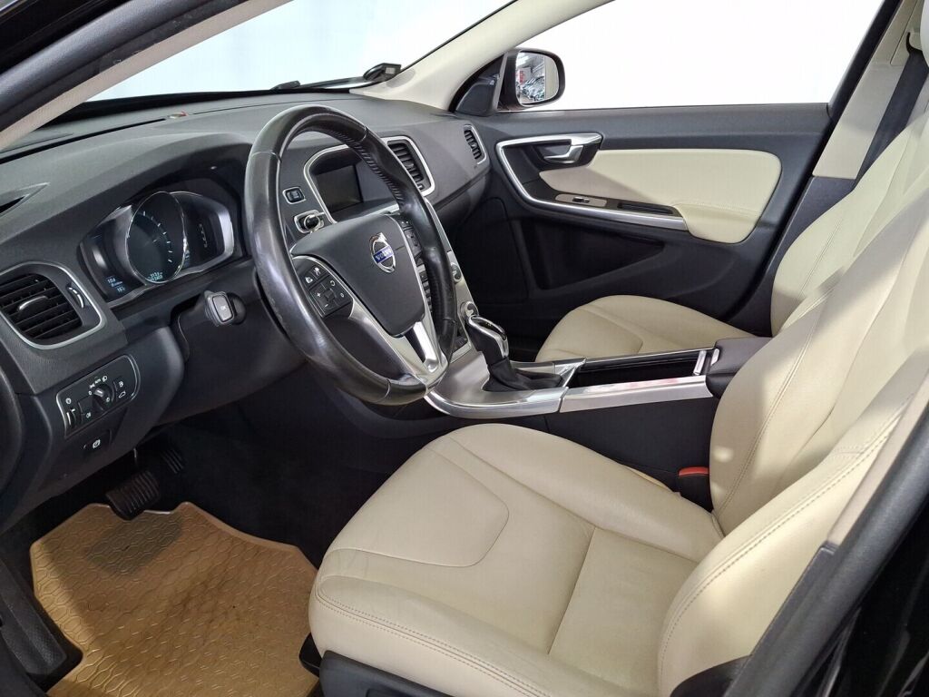 Volvo S60 2015 Musta