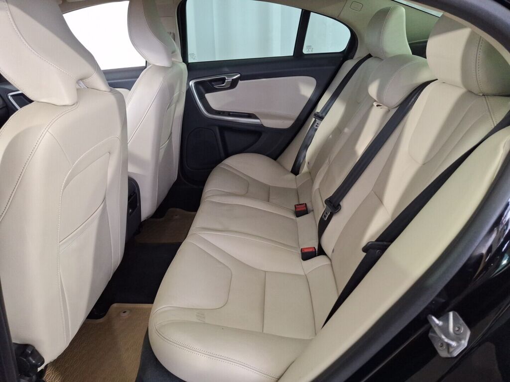 Volvo S60 2015 Musta