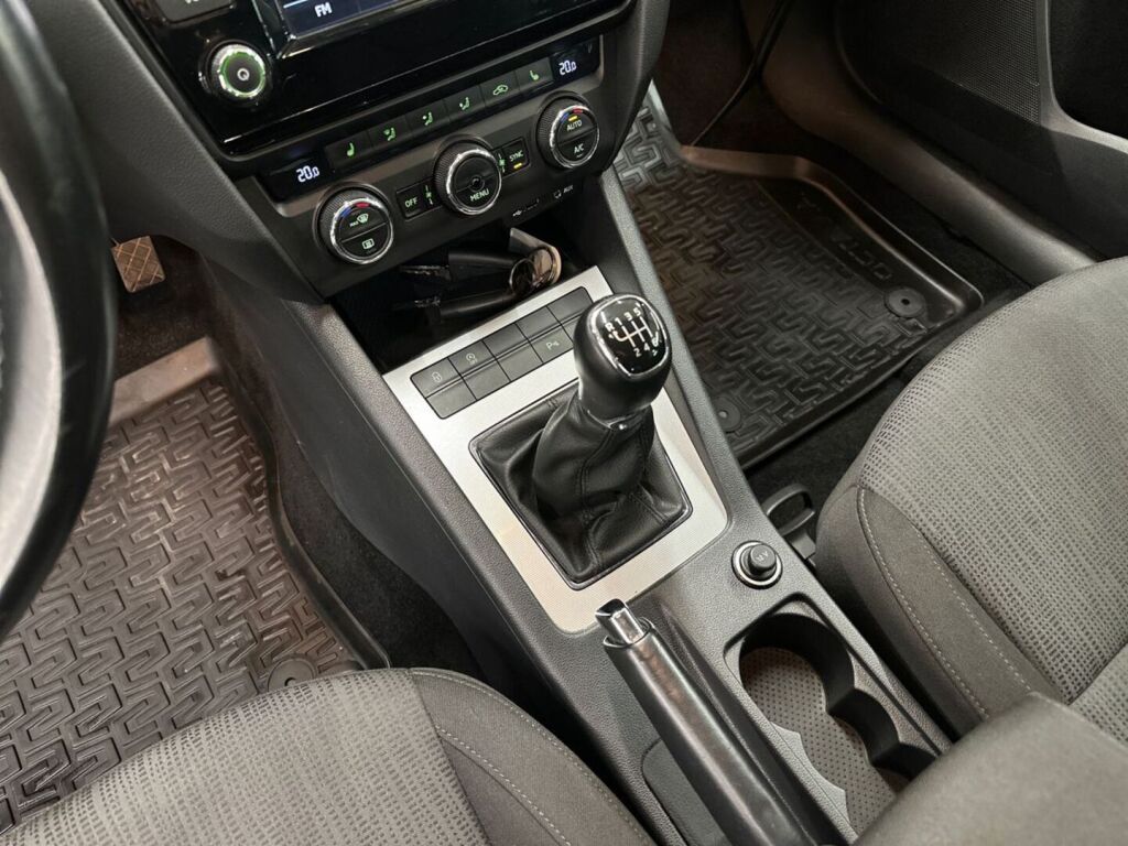 Skoda Octavia 2016 Sininen