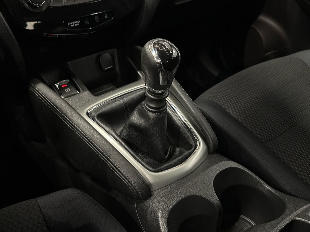 Nissan Qashqai 2015 Musta