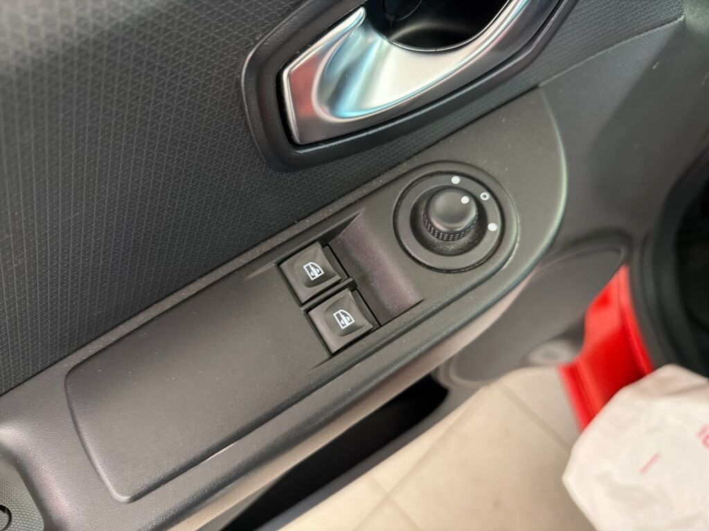 Renault Clio 2015 Punainen