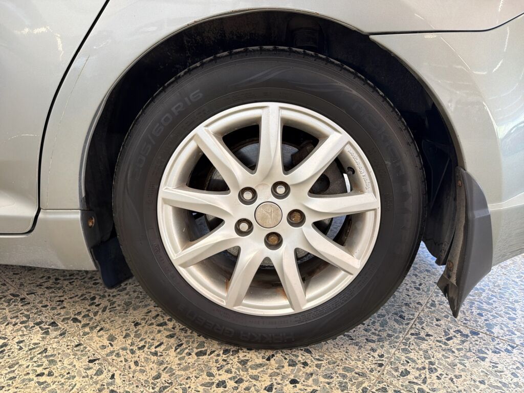 Toyota Avensis 2010 Harmaa