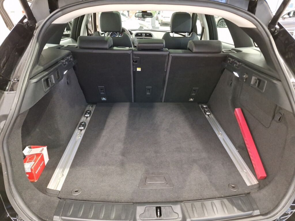 Jaguar F-PACE 2017 Musta