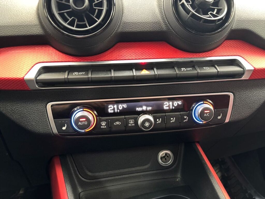 Audi Q2 2017 Musta