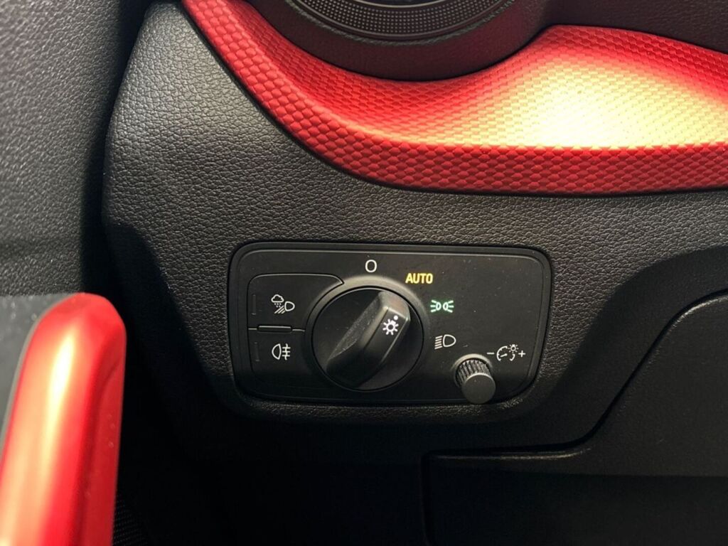 Audi Q2 2017 Musta