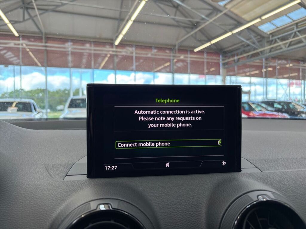 Audi Q2 2017 Musta