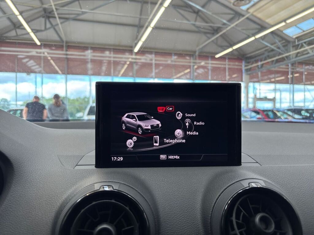Audi Q2 2017 Musta