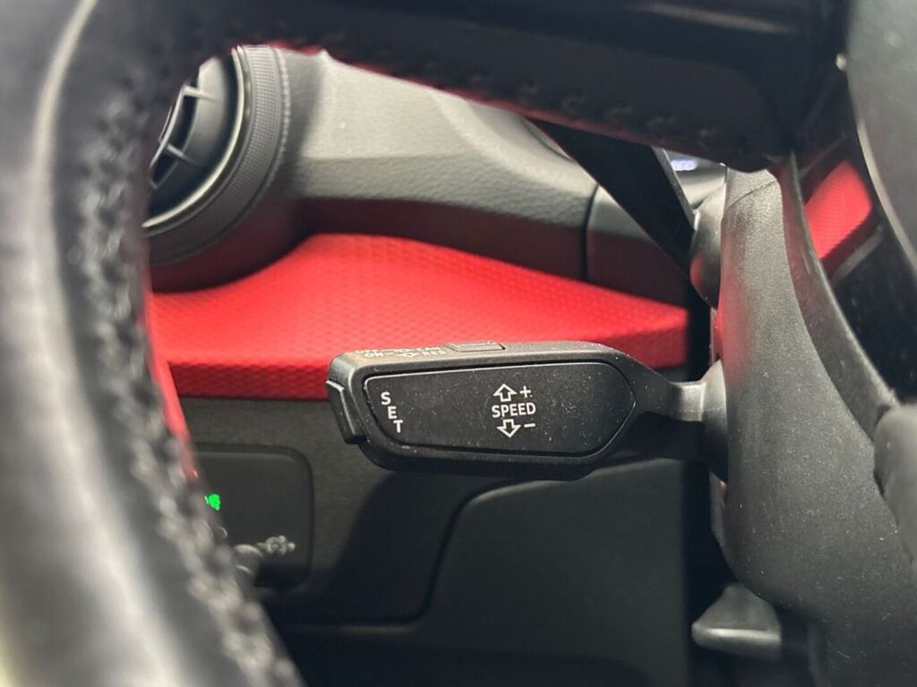 Audi Q2 2017 Musta