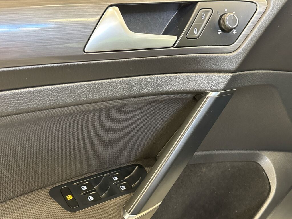 Volkswagen Golf 2018 Valkoinen