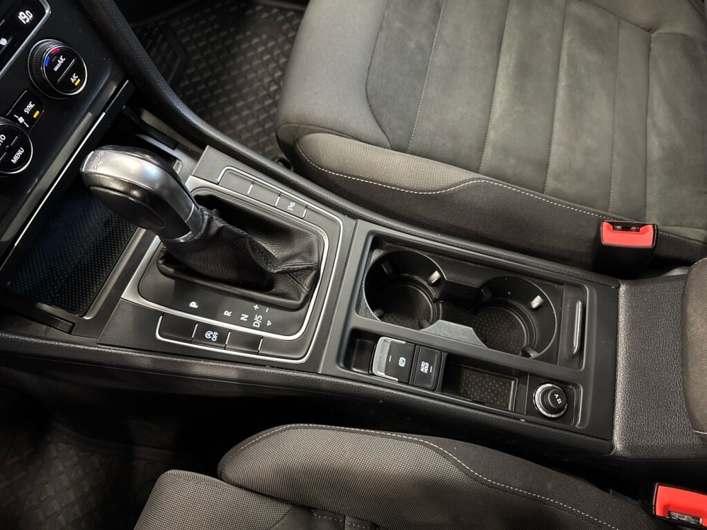 Volkswagen Golf 2018 Valkoinen