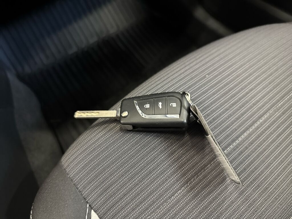 Toyota Avensis 2017 Sininen