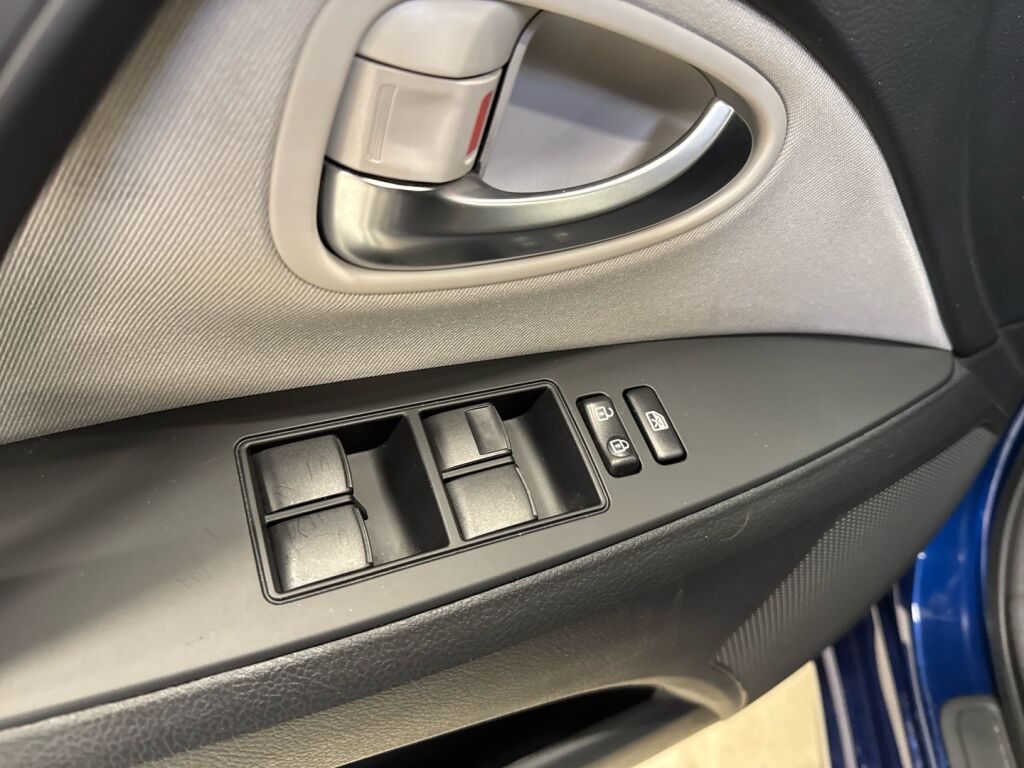 Toyota Avensis 2017 Sininen