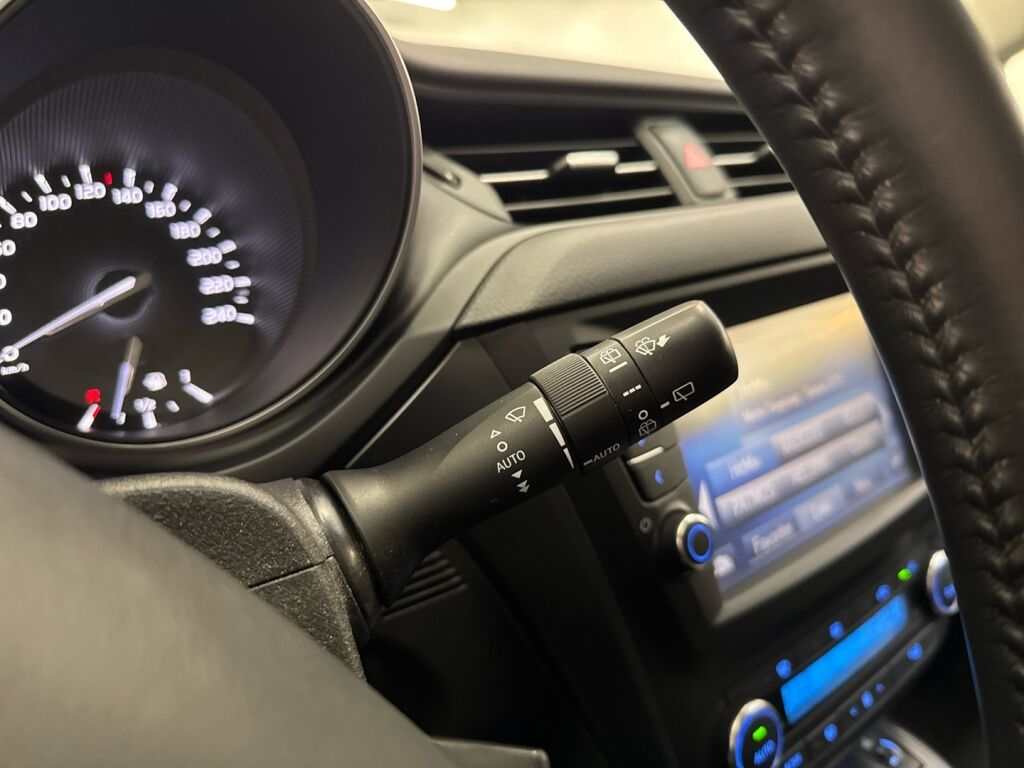 Toyota Avensis 2017 Sininen