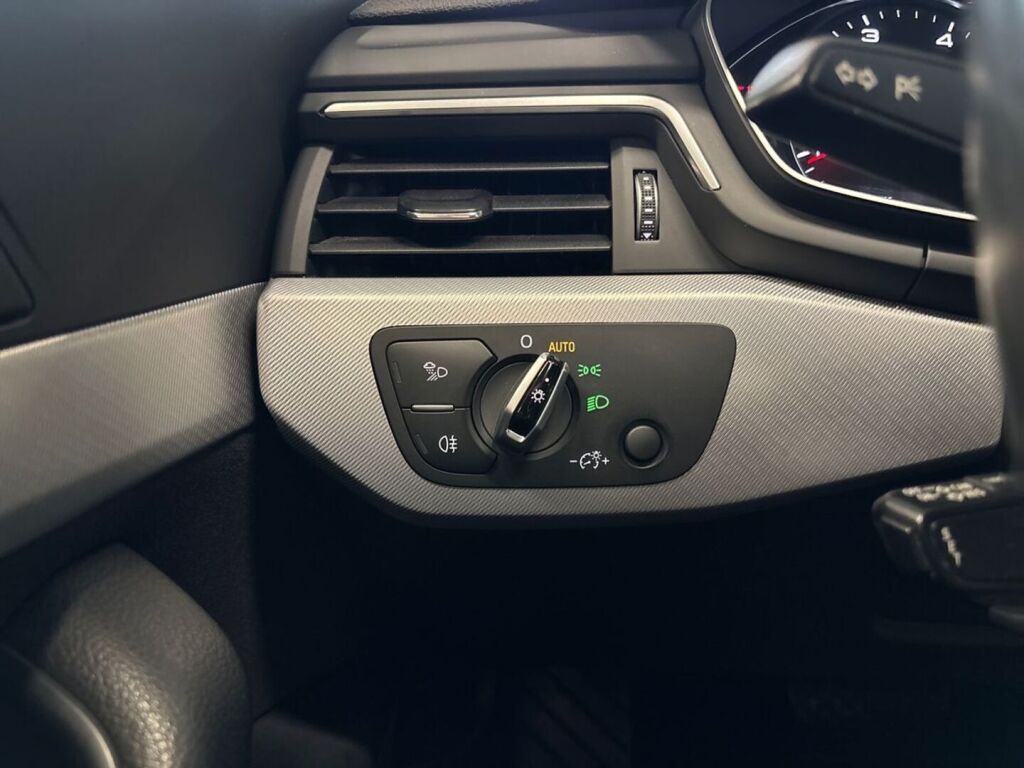 Audi A4 2018 Sininen